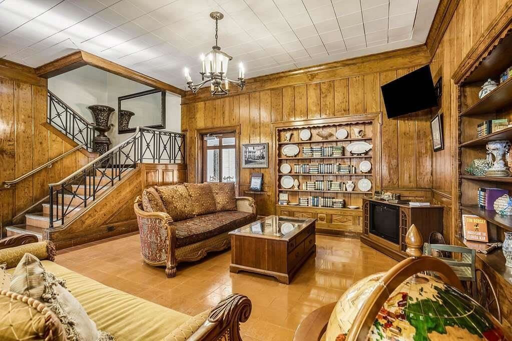 Classic 52 Room Hotel For Sale in Central Florida $4,400,000