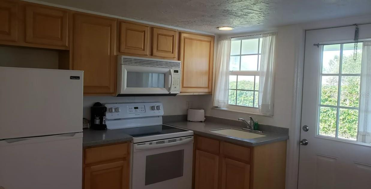 16 Unit Motel For Sale - Daytona Beach, FL - across street from the beach - $2,100,000